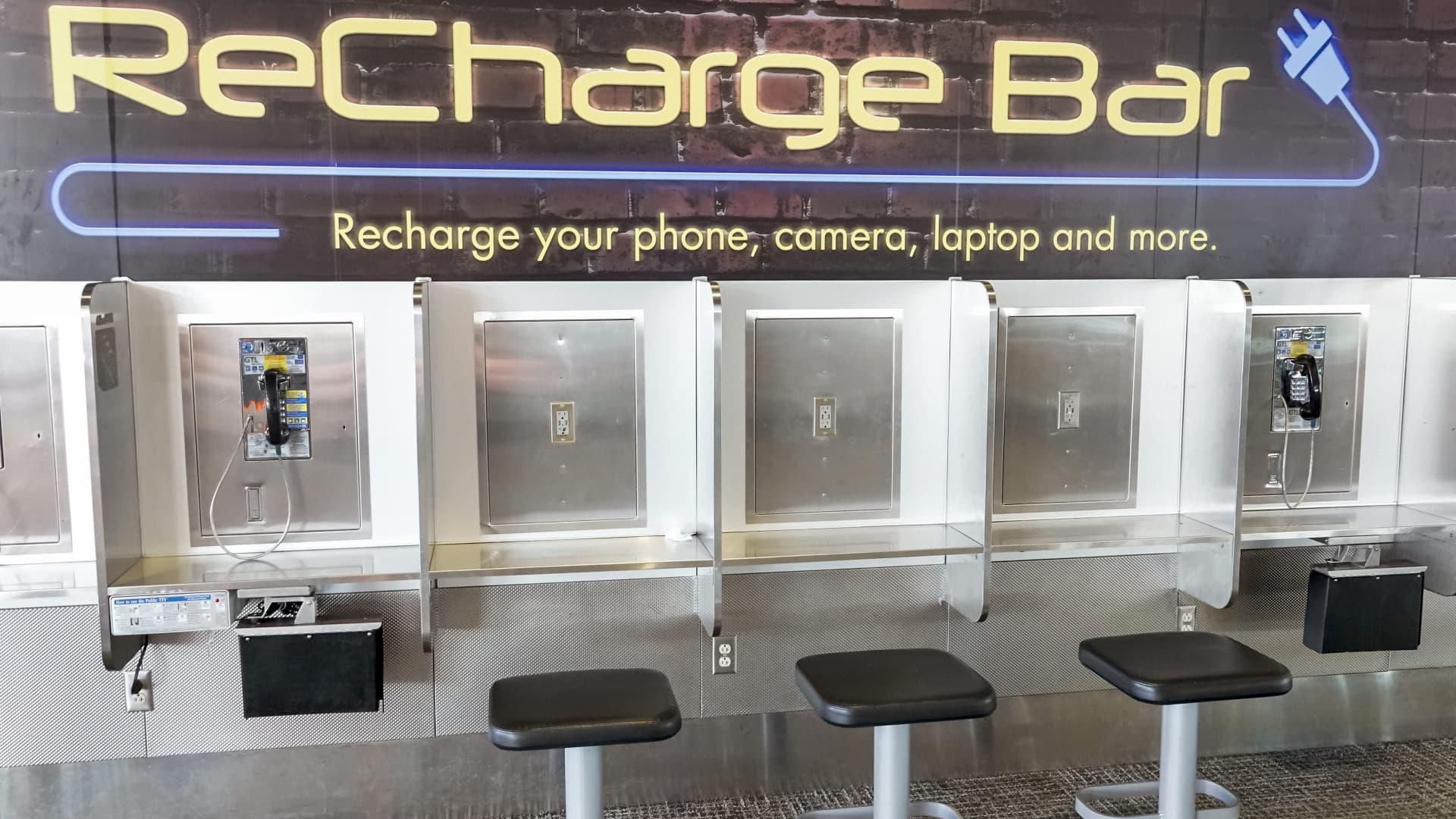 FBI warns against using public phone charging stations