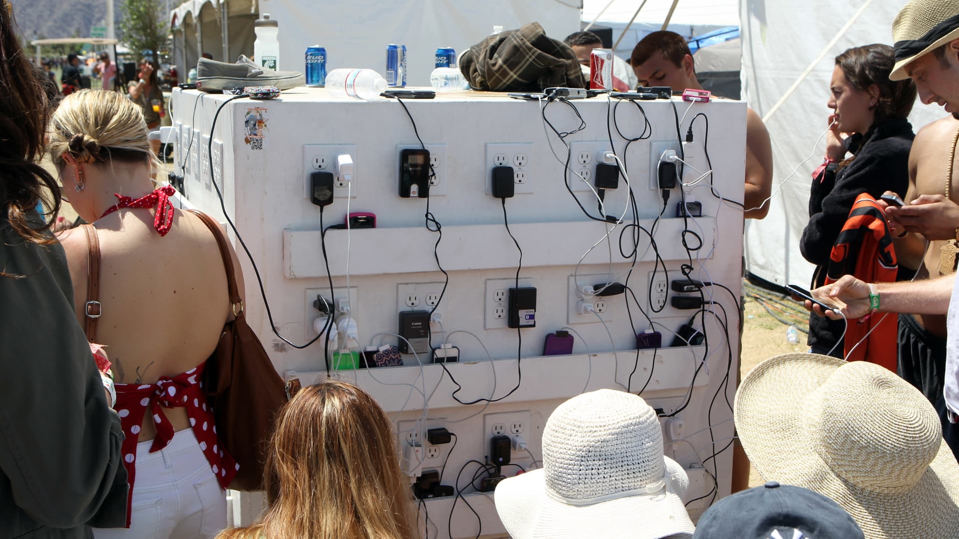 FBI warns against using public phone charging stations
