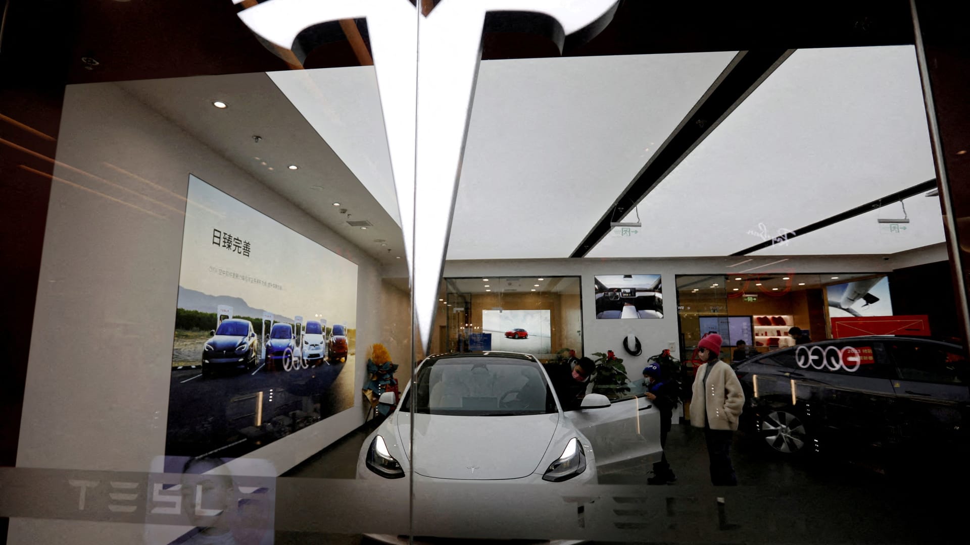 Tesla makes further price cuts in China, reducing models S and X by ,400 to ,500