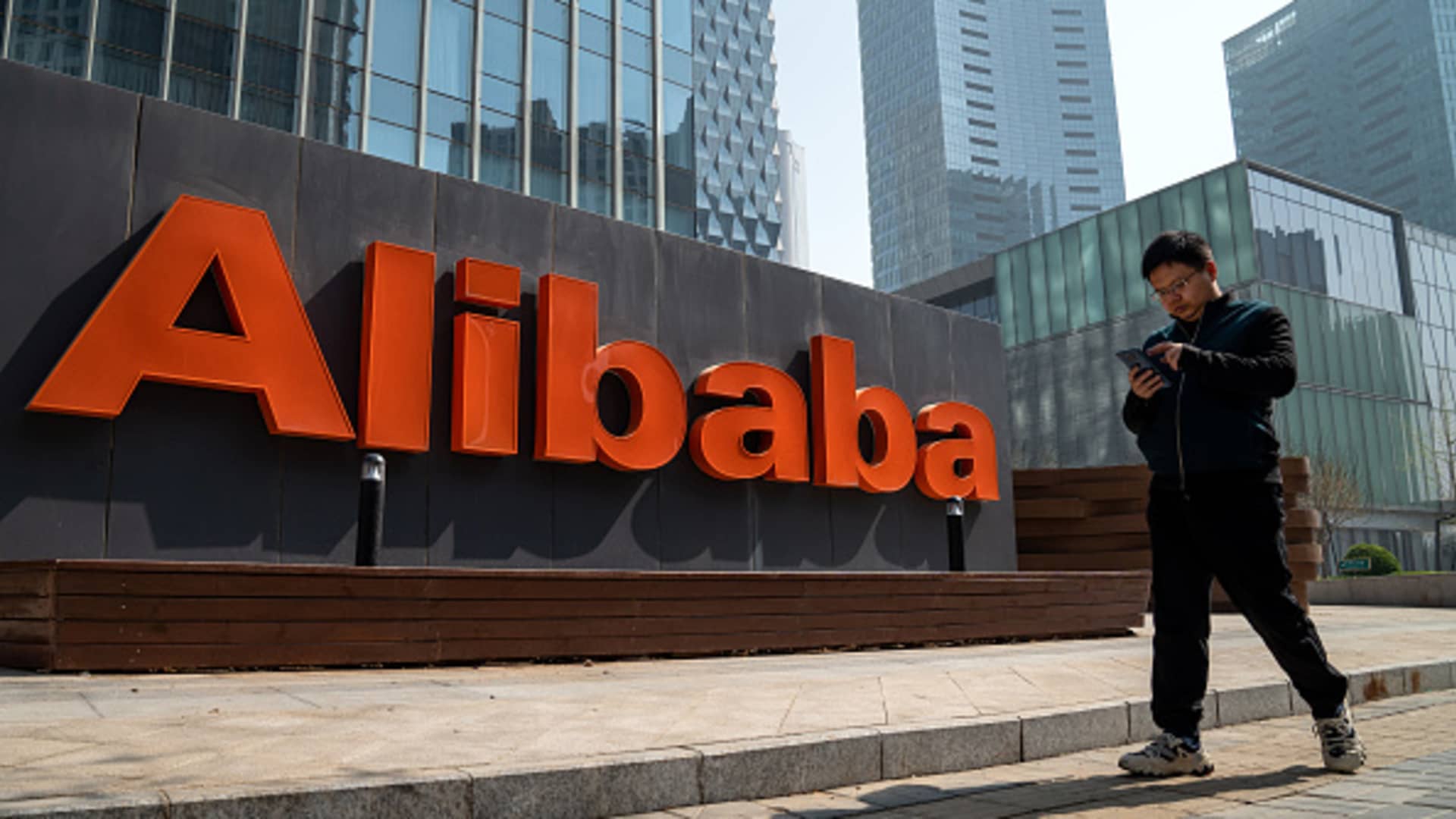 Alibaba shares slide 9% after it cabinets cloud spinoff, citing U.S. chip restrictions