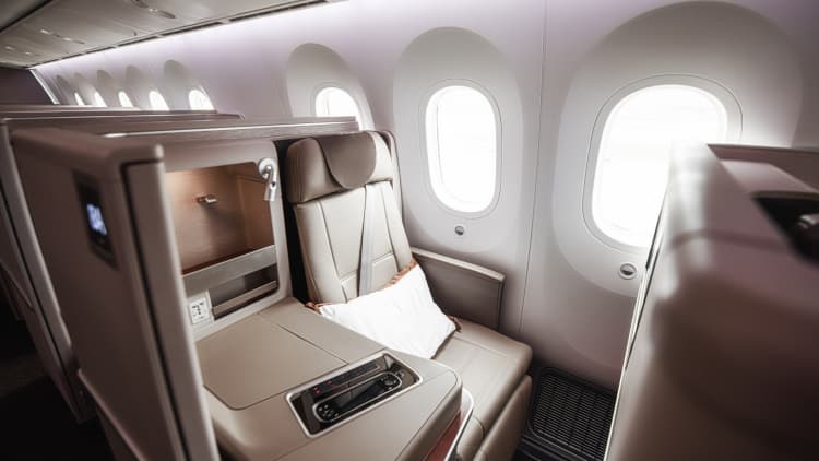 Proč aerolinky investují miliony do větších, luxusnějších sedadel