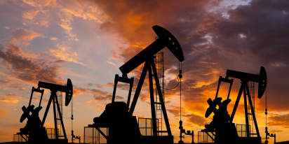 Oil prices edge lower on rising U.S. stockpiles