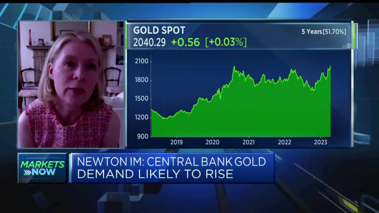 The fragile economy and the flatter interest rate path will support gold, says the strategist