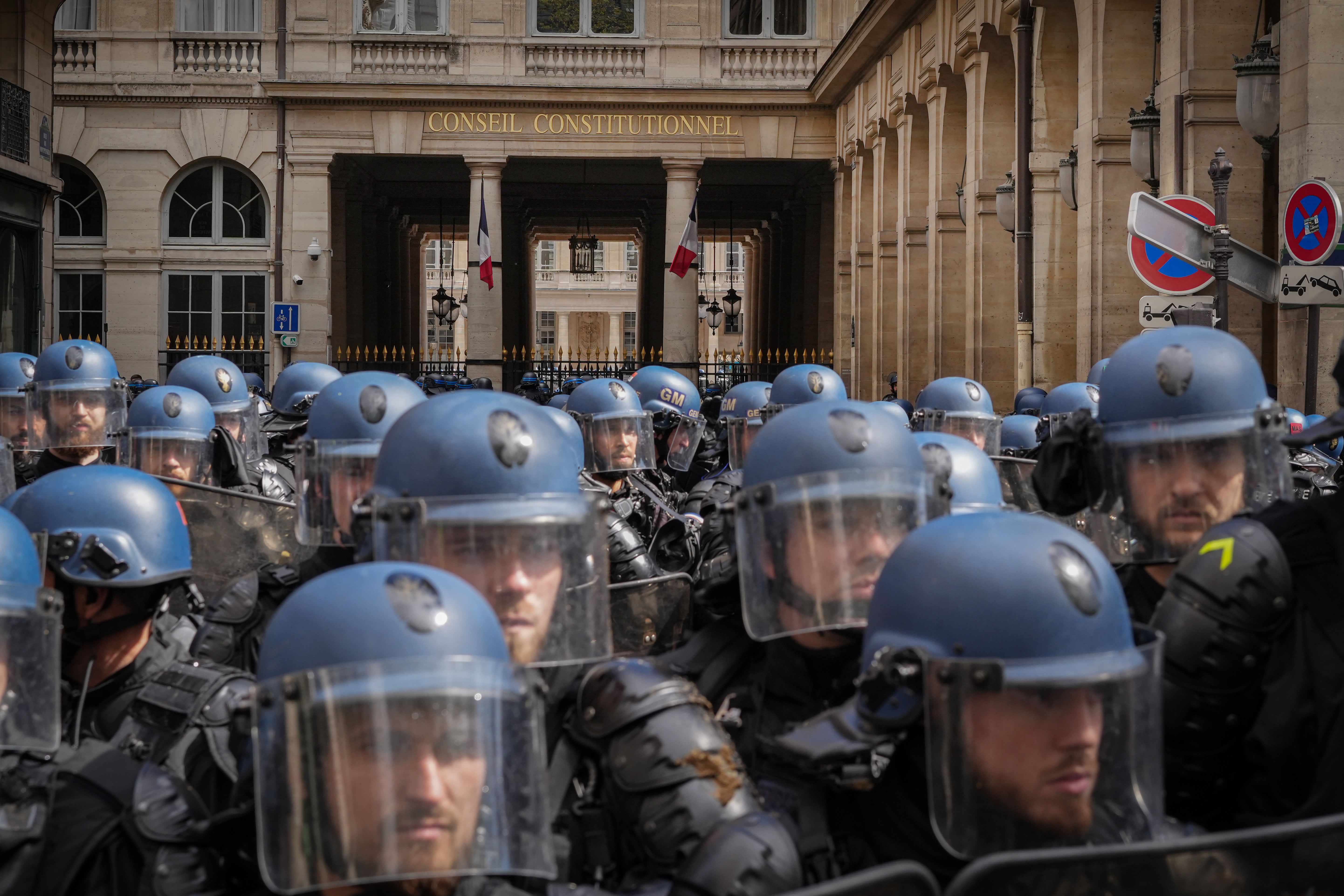 Francijas tiesa nolēma palielināt pensionēšanās vecumu, un visā valstī notiek protesti