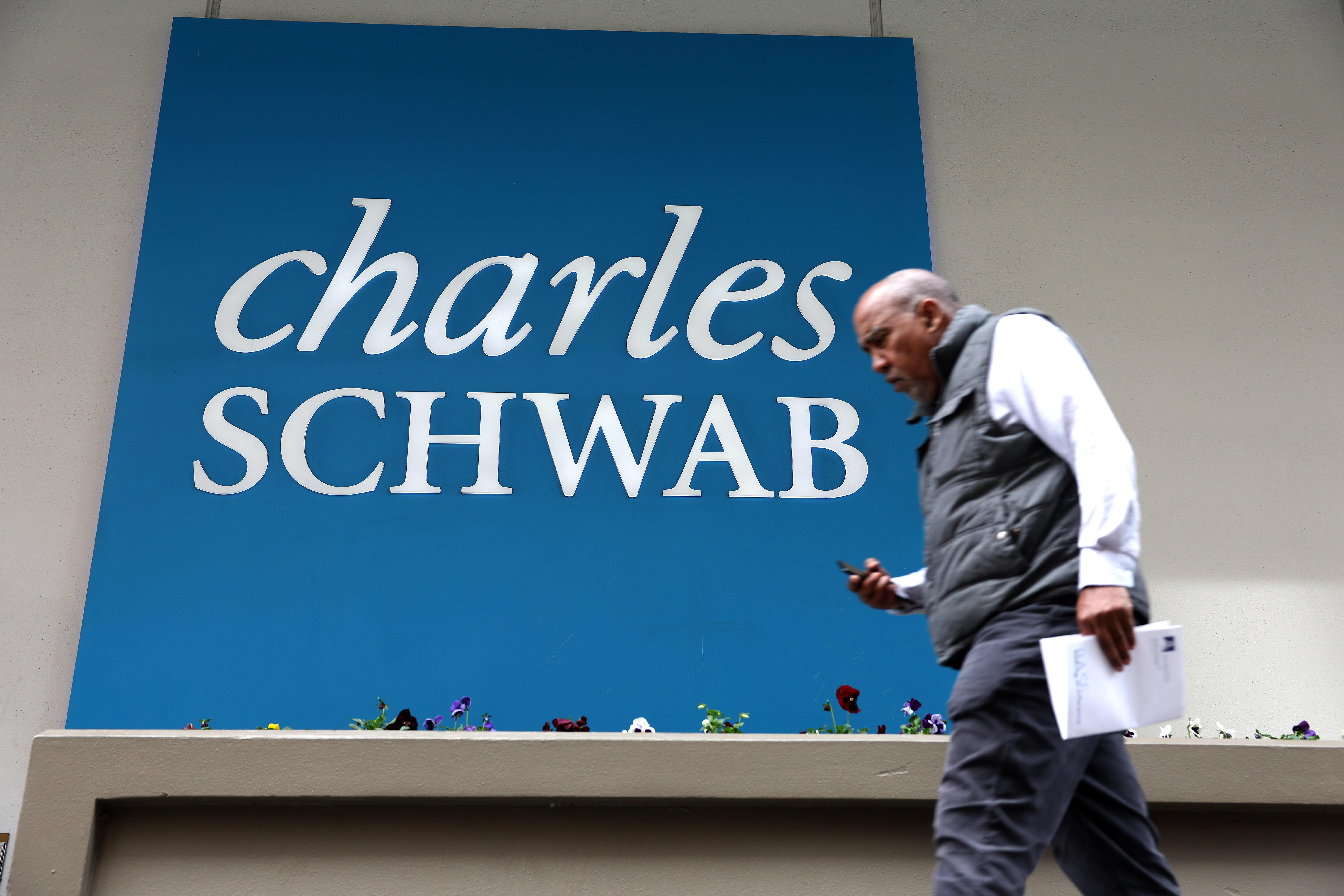 Compre acciones de Charles Schwab para superar la posible volatilidad del verano, dice Deutsche Bank
