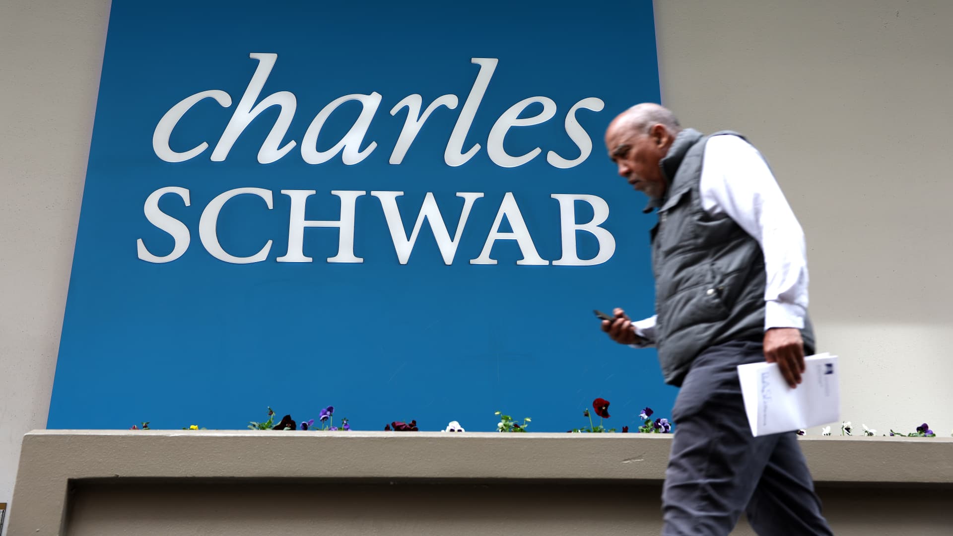 buy-charles-schwab-shares-to-ride-out-potential-summer-volatility-deutsche-bank-says