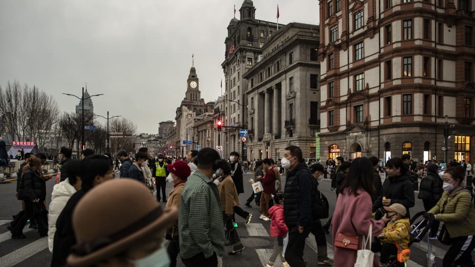 Los peatones cruzan una calle en Shanghái, China, el martes 28 de febrero de 2023.
