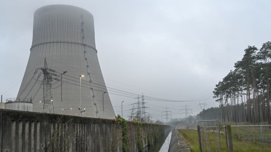 16 April 2023, Lower Saxony, Lingen: View of the defunct cooling tower of the Emsland nuclear power plant. With the separation of the Isar 2, Neckarwestheim and Emsland nuclear power plants from the power grid, the era of commercial power generation with nuclear power plants in Germany came to an end on Saturday.