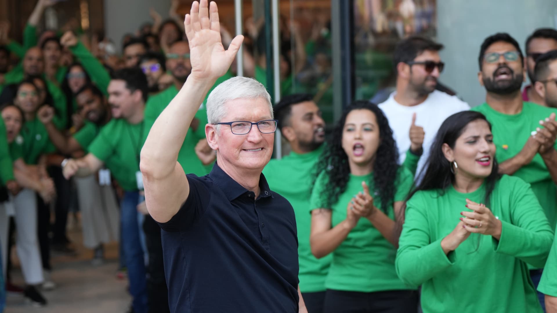 Apple set to report quarterly earnings after the bell 