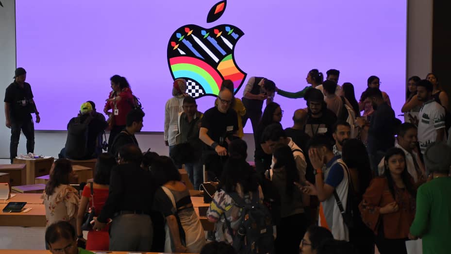 MUMBAI, MAHARASHTRA, INDIA - 2023/04/18: People are seen inside the Apple store after the launch at Jio World Drive mall. The store was inaugurated by Tim Cook, Apple's Chief Executive Officer (CEO) who was present for the launch in Mumbai. second store will be opening in Delhi on 20th April 2023. (Photo by Ashish Vaishnav/SOPA Images/LightRocket via Getty Images)