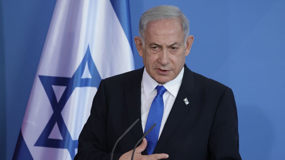 BERLÍN, ALEMANIA - 16 DE MARZO: El primer ministro israelí Benjamin Netanyahu y el canciller alemán Olaf Scholz (no en la foto) hablan con los medios de comunicación luego de las conversaciones en la Cancillería el 16 de marzo de 2023 en Berlín, Alemania.  La visita de un día de Netanyahu a Berlín está acompañada de protestas, tanto de personas enojadas por las políticas de Israel hacia los palestinos como de quienes critican la posible nueva legislación en Israel apoyada por Netanyahu que socavaría la independencia y el poder del Sup de Israel.