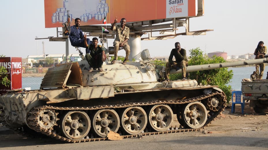 Soldados del ejército sudanés, leales al jefe del ejército Abdel Fattah al-Burhan, sentados encima de un tanque en la ciudad de Port Sudan, en el Mar Rojo, el 20 de abril de 2023. - Más de 300 personas han muerto desde que estallaron los combates el 15 de abril entre fuerzas leales a al-Burhan y su segundo, Mohamed Hamdan Daglo, quien comanda las Fuerzas de Apoyo Rápido (RSF) paramilitares.  (Foto de AFP) (Foto de -/AFP vía Getty Images)