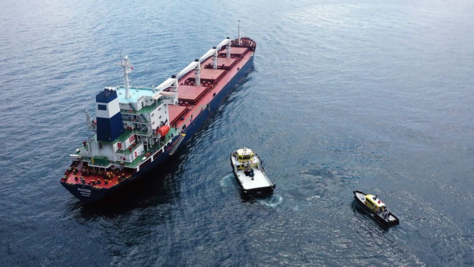 Una vista aérea de un buque de carga seca que transporta grano desde Ucrania en el marco del acuerdo del Mar Negro negociado por la ONU.