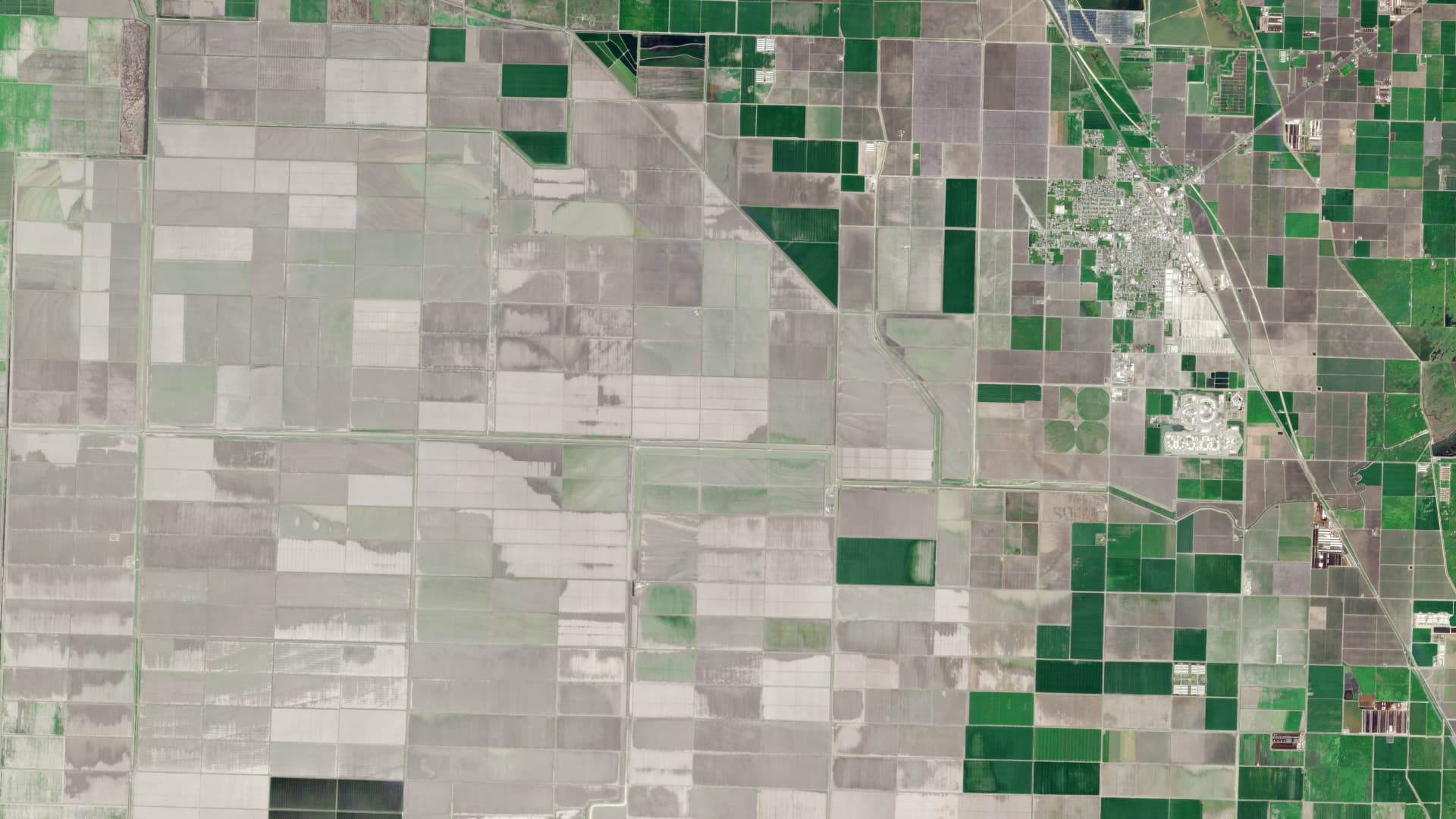 Satellite imagery shows a large swath of farmland before water filled the Tulare Basin.