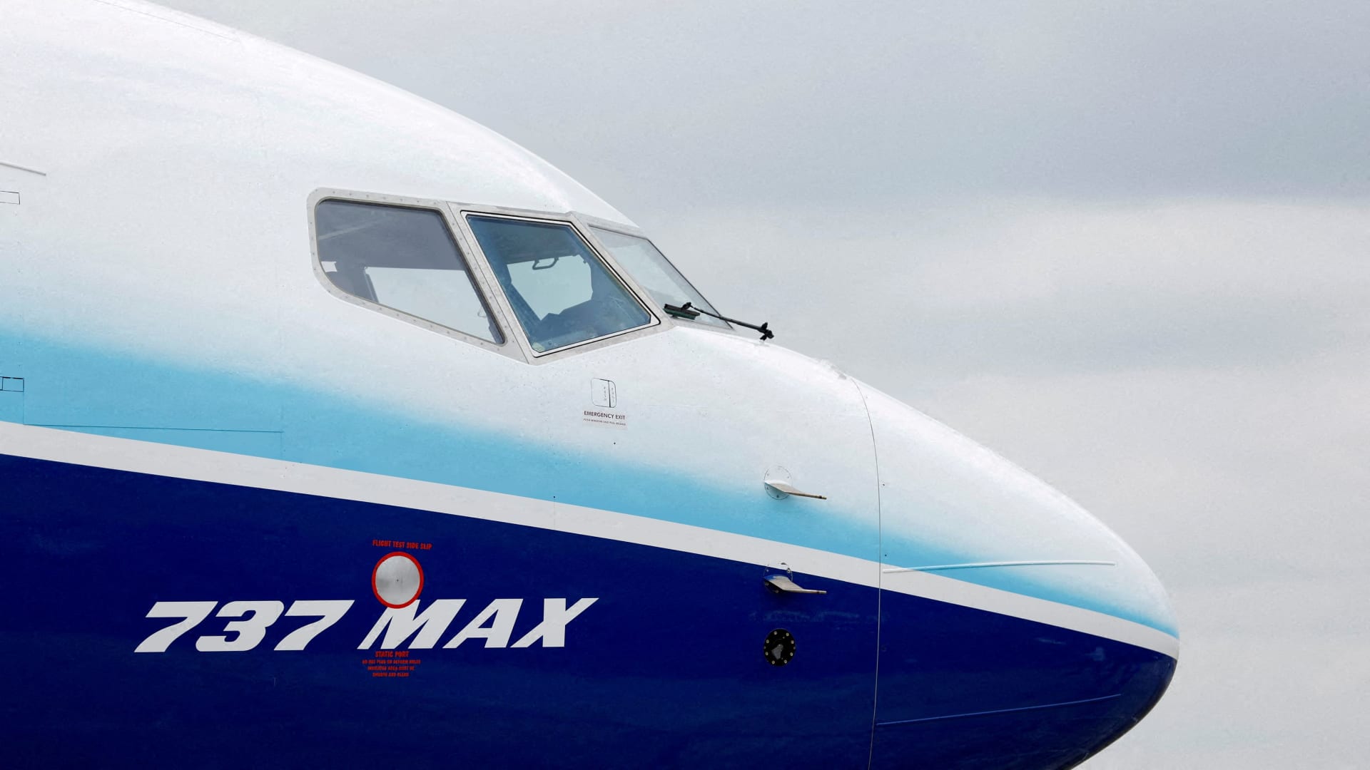 Boeing insta a inspeccionar los aviones 737 MAX para detectar «posibles pernos flojos»