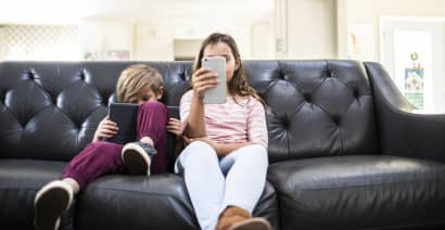 Louisiana bill would require permission for kids to make online accounts