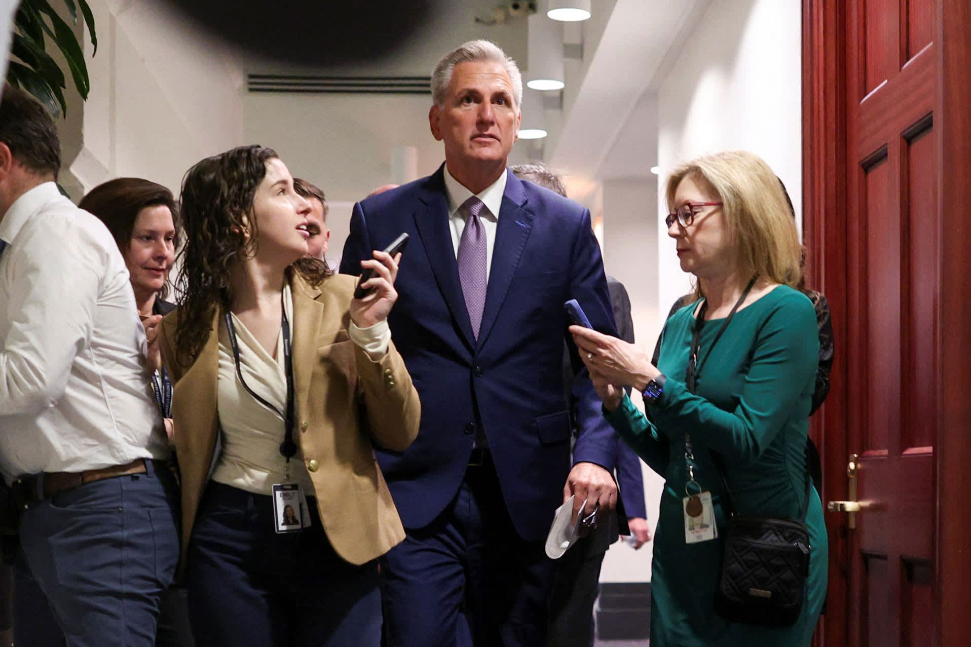 O GOP da Câmara aprova o projeto de lei;  McCarthy tenta arrastar Biden para as negociações