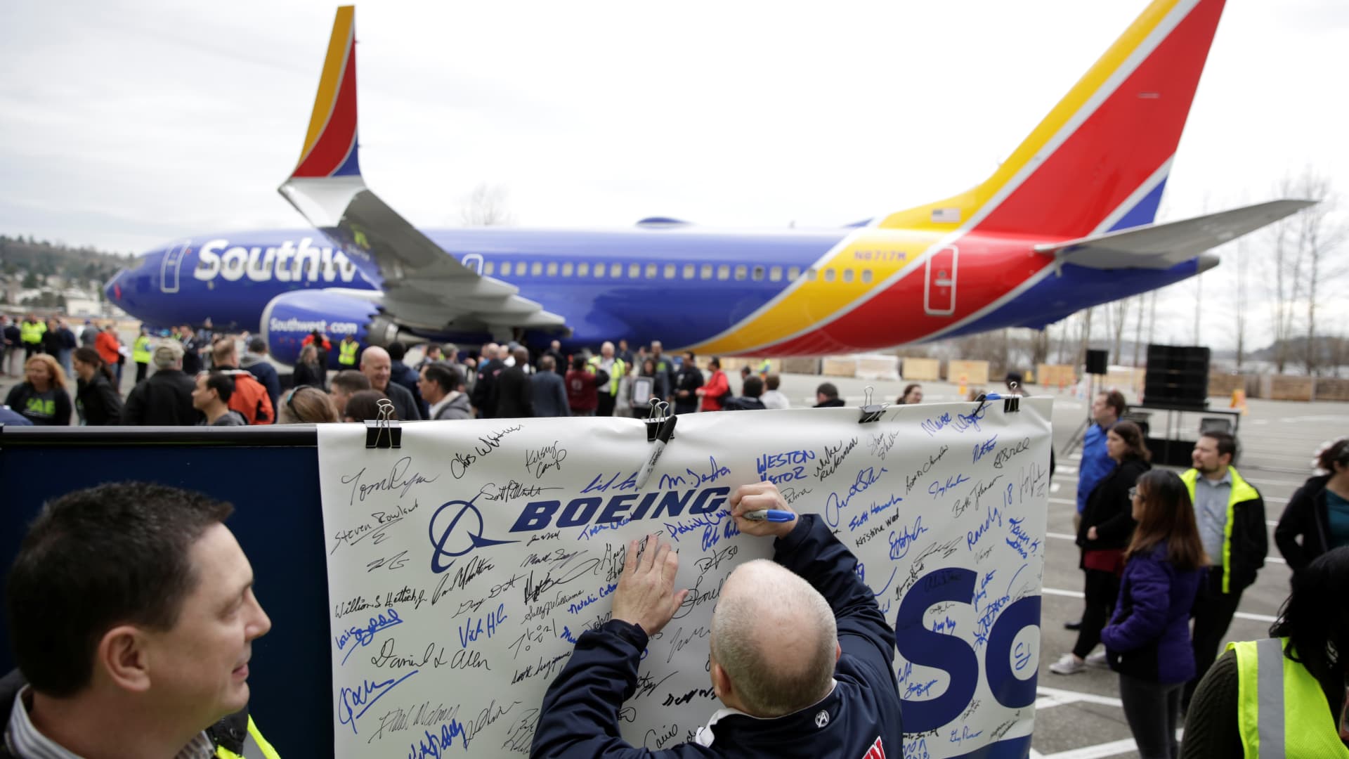 Southwest scales back 2023 hiring because of Boeing aircraft delays