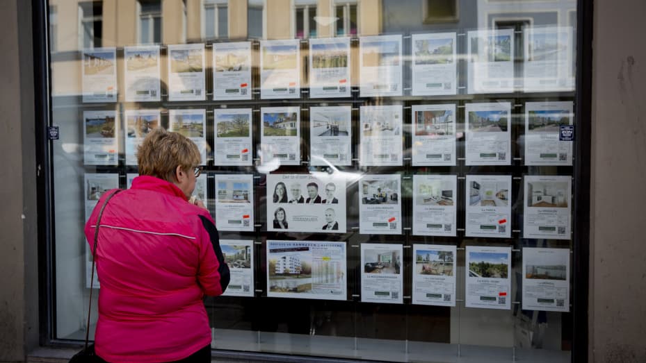 Un peatón inspecciona anuncios de propiedades residenciales en venta en Estocolmo, Suecia.