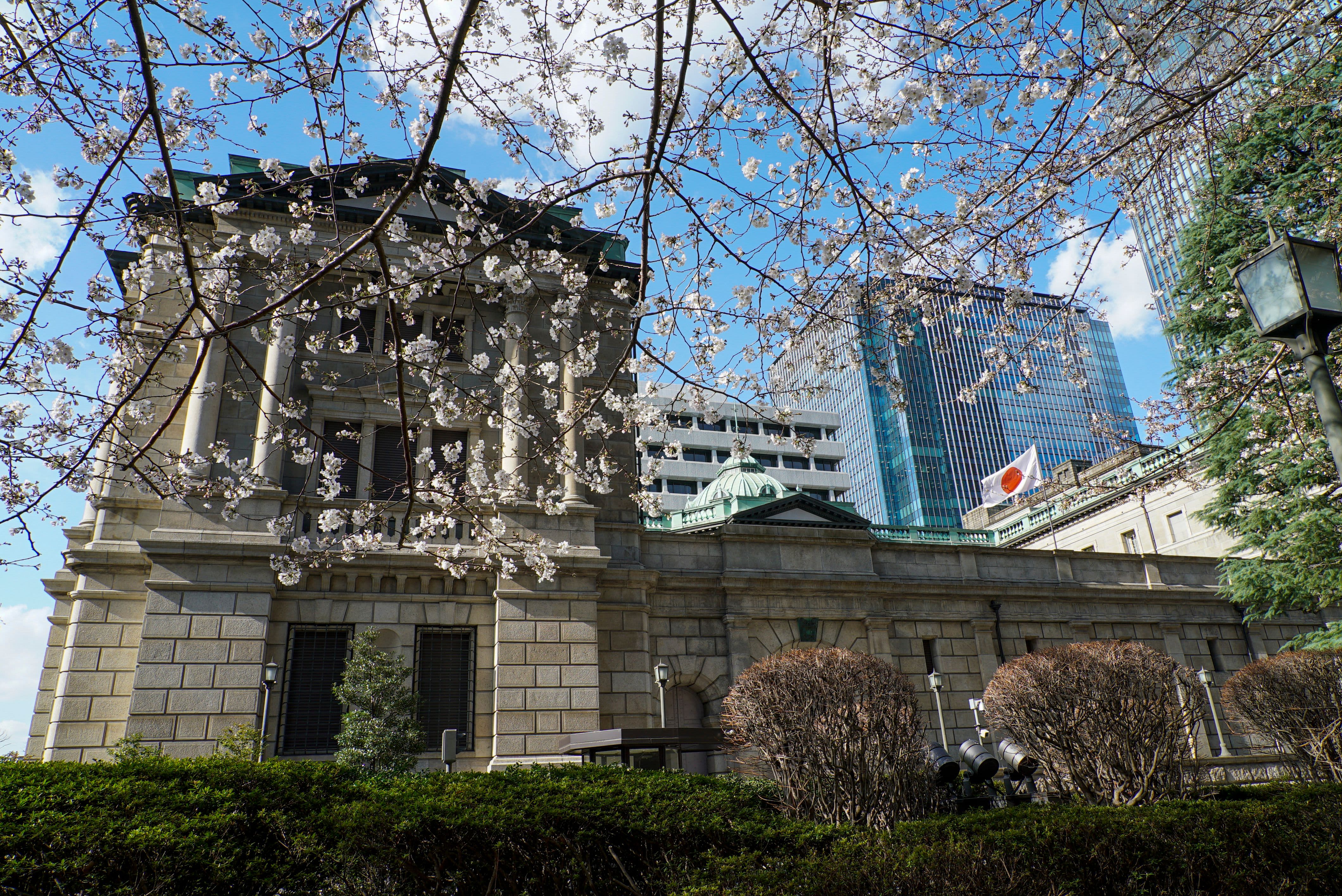 Централната банка на Япония поддържа отрицателни лихви, докато обявява преразглеждането на политиката