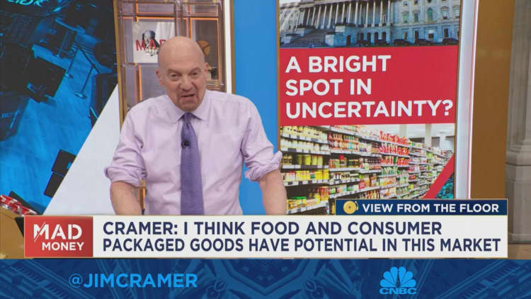 Cramer: Los alimentos y los bienes de consumo tienen potencial en este mercado