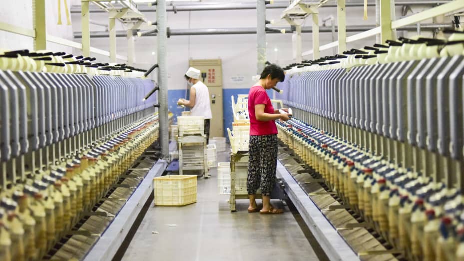 Un trabajador trabaja en la línea de producción de una empresa textil en la Zona de Desarrollo Económico de Qingzhou, provincia de Shandong, en el este de China, el 27 de abril de 2023.