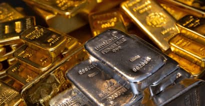 Mideast risks cushion safe-haven gold despite strong U.S. data