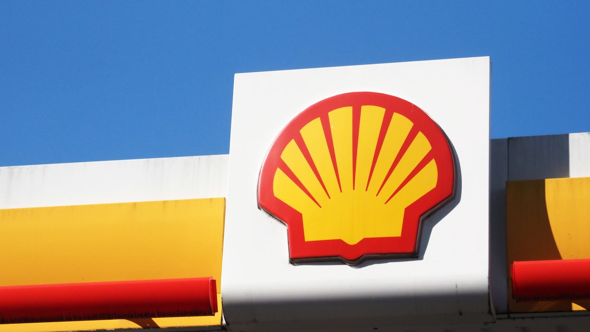 Shell beats expectations with .6 billion in first-quarter profit, boosted by fuel trading