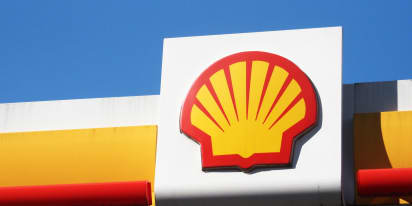 Shell boosts dividend by 15%, maintains oil output through to 2030