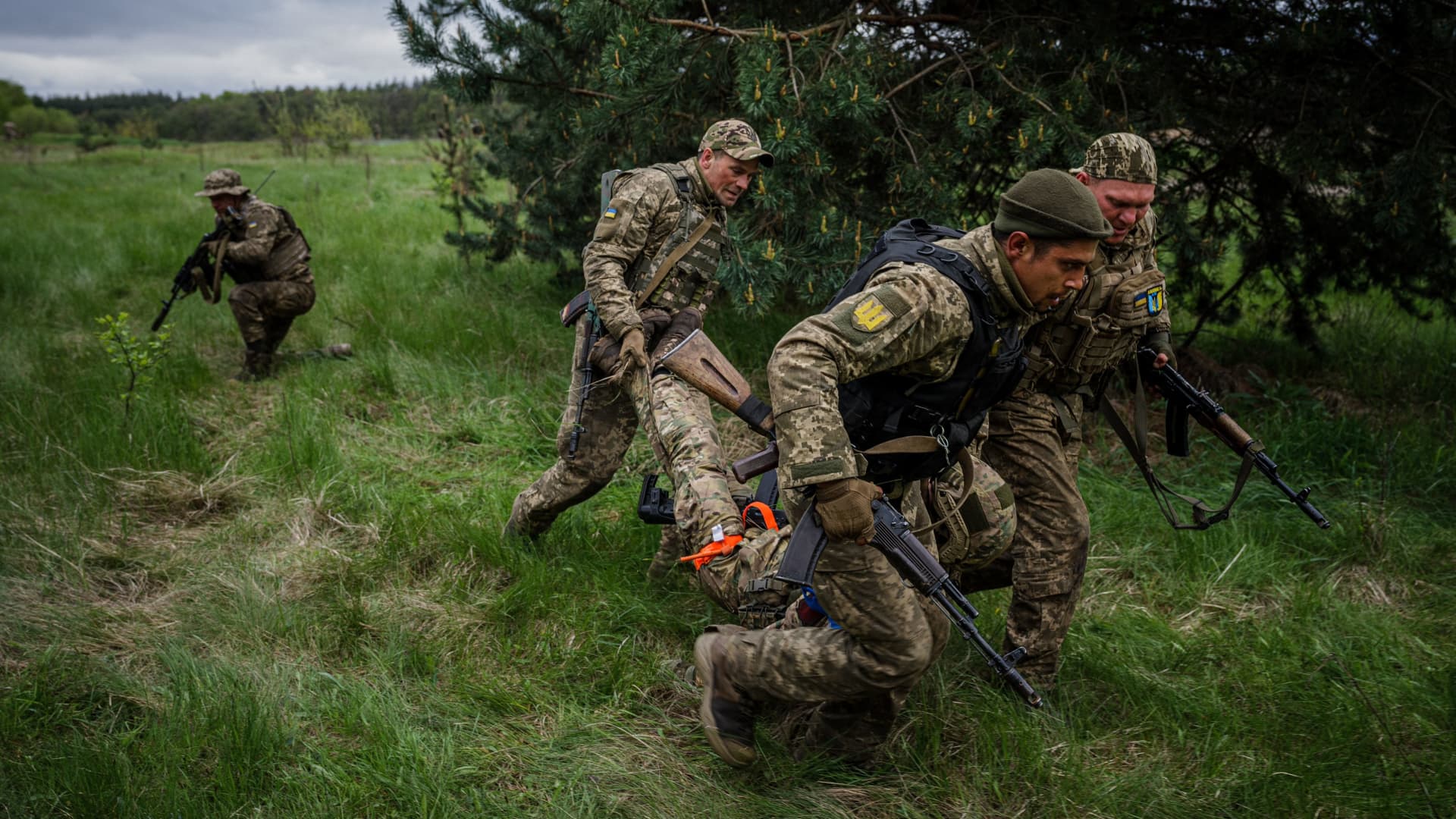 Ukrainian servicemen take part in battlefield first aid training during a military exercise in the Kharkiv region on May 1, 2023, amid the Russian invasion of Ukraine. 