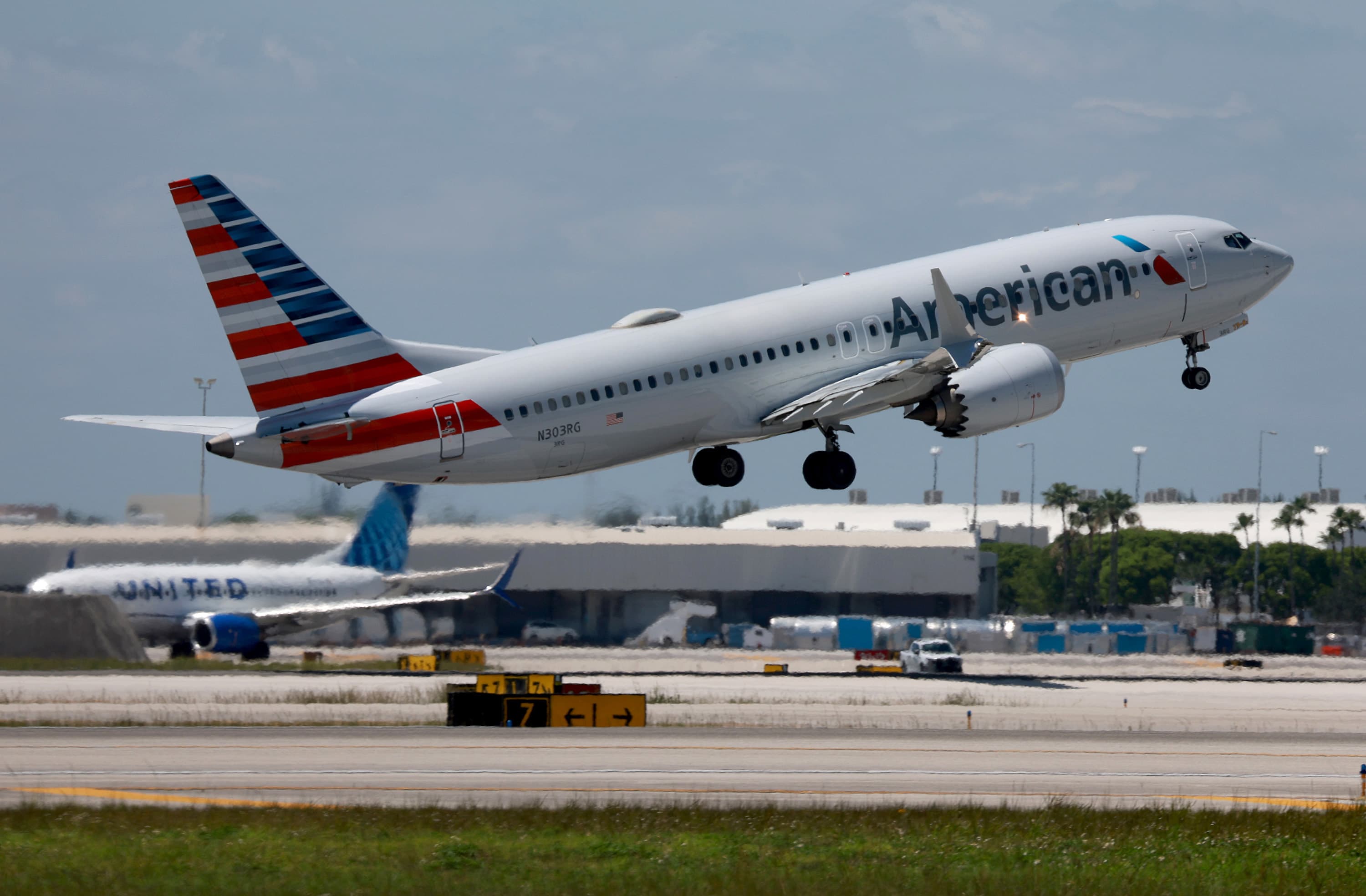 Photo of American Airlines erhöht die Gewinnprognosen aufgrund der starken Nachfrage und des günstigeren Treibstoffs