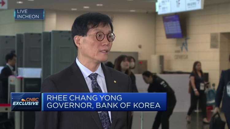 It's too early to talk about a change in interest rates, says the head of the Bank of Korea