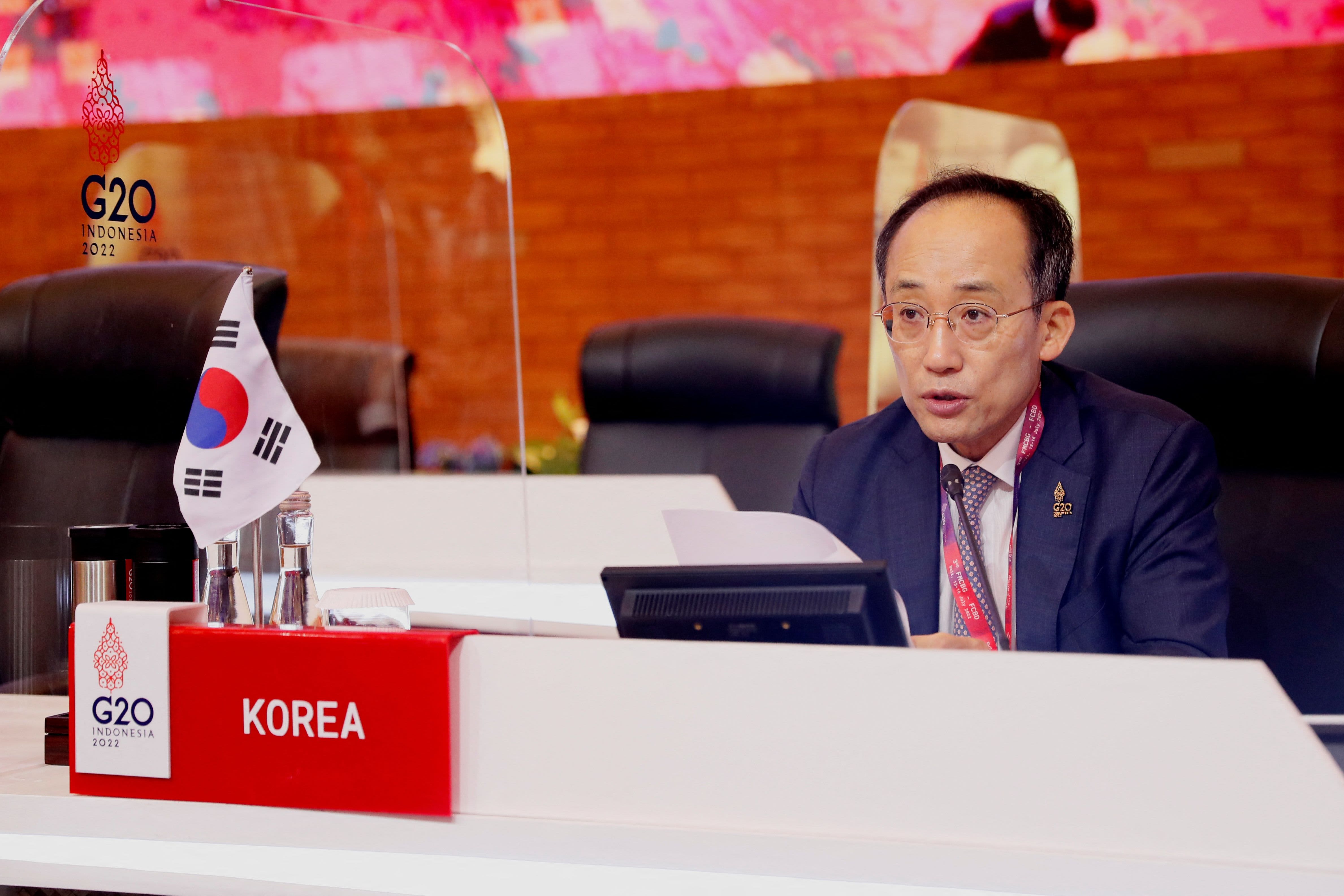 韓国の財務大臣は、韓国は日本との関係において「転換点」にあると述べています