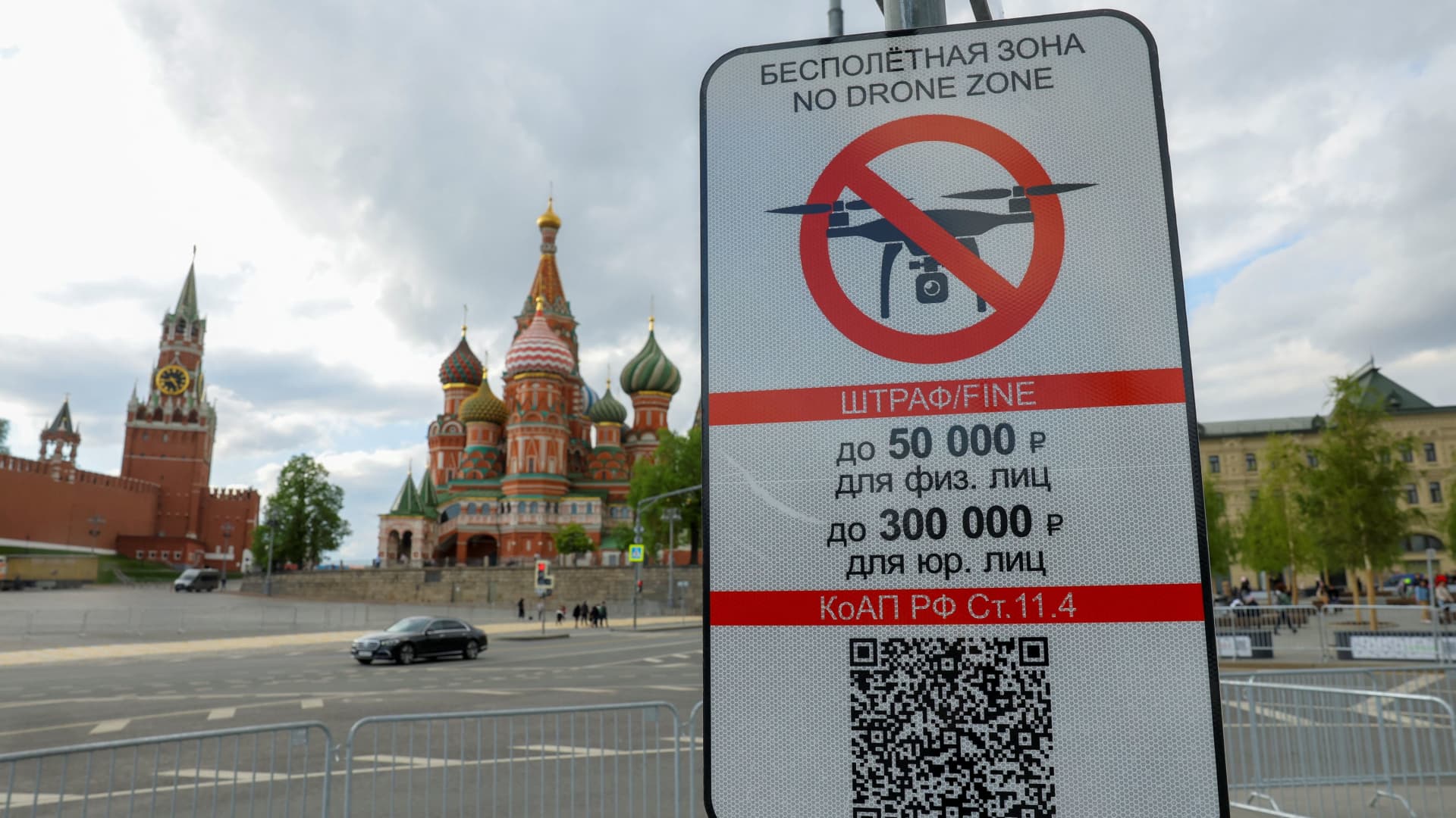 A sign prohibiting unmanned aerial vehicles flying over the area is on display near the State Historical Museum and the Kremlin wall in central Moscow, Russia, May 3, 2023. 