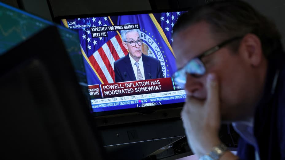 Los comerciantes reaccionan cuando se ve al presidente de la Reserva Federal, Jerome Powell, haciendo comentarios en una pantalla, en el piso de la Bolsa de valores de Nueva York (NYSE) en la ciudad de Nueva York, EE. UU., 3 de mayo de 2023. REUTERS/Brendan McDermid