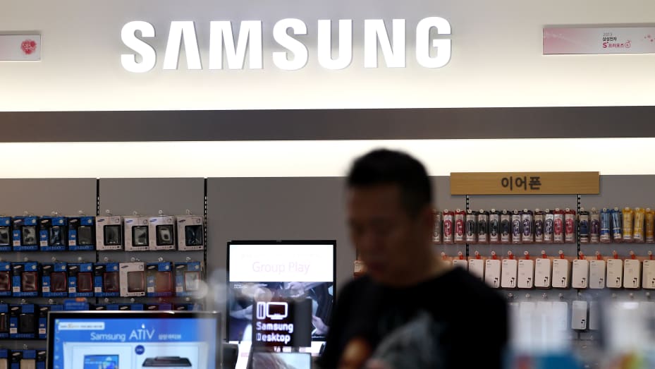 Samsung is facing a testing time with profit slumping due to weak demand for its memory chips.