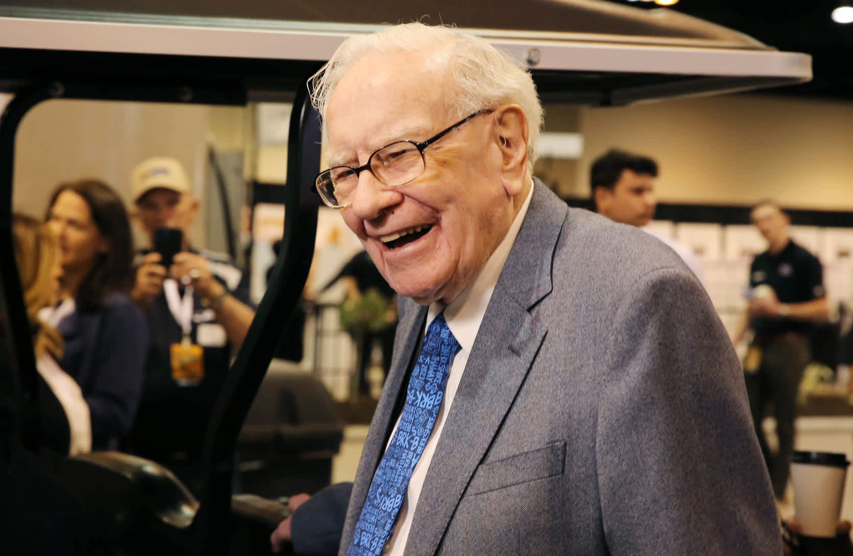 Saham Berkshire melonjak setelah membukukan keuntungan besar karena nilai grup Buffett mendekati $1 triliun