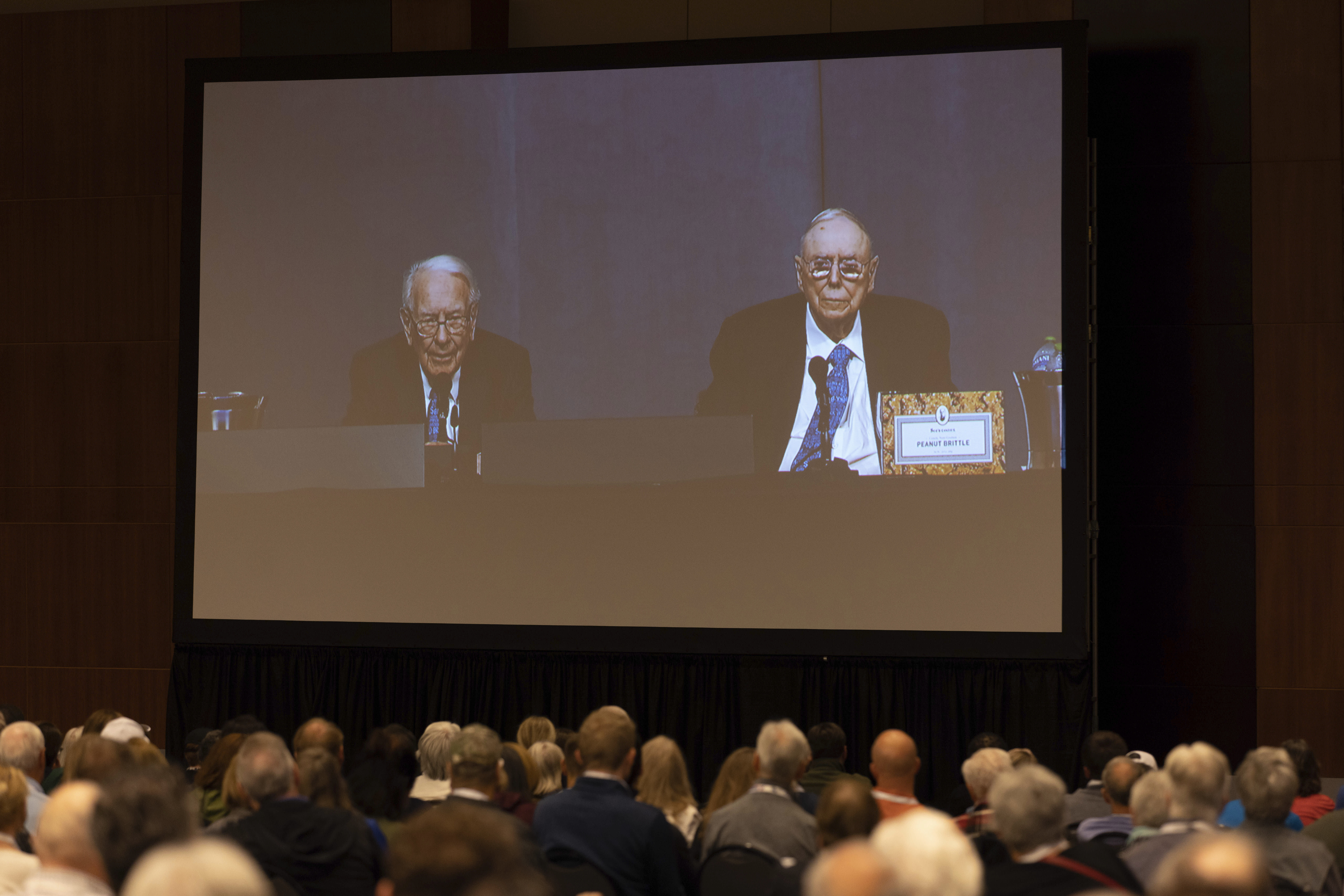 Warren Buffett nombra sus acciones favoritas y comenta sobre otras participaciones de Berkshire Hathaway en la reunión anual