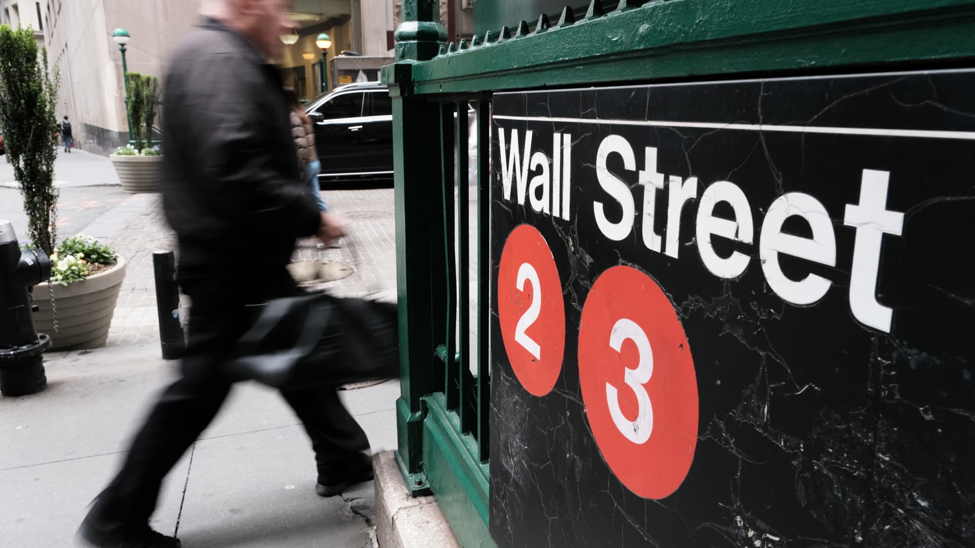 CNBC’s No. 1 financial advisor shares the secret for navigating a 'highly unusual' market