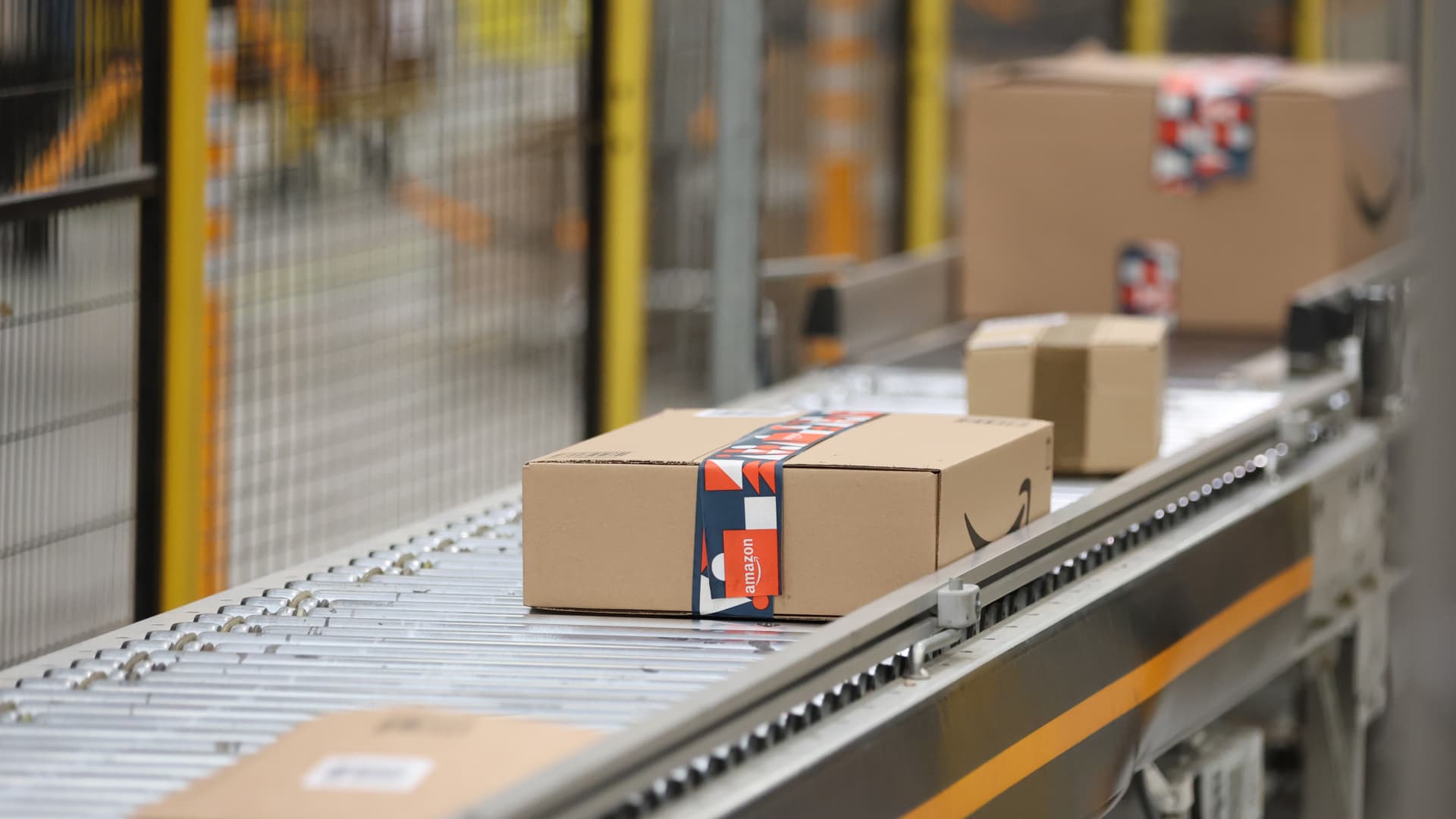 Photo of Amazon is focusing on using A.I. to get stuff delivered to you faster