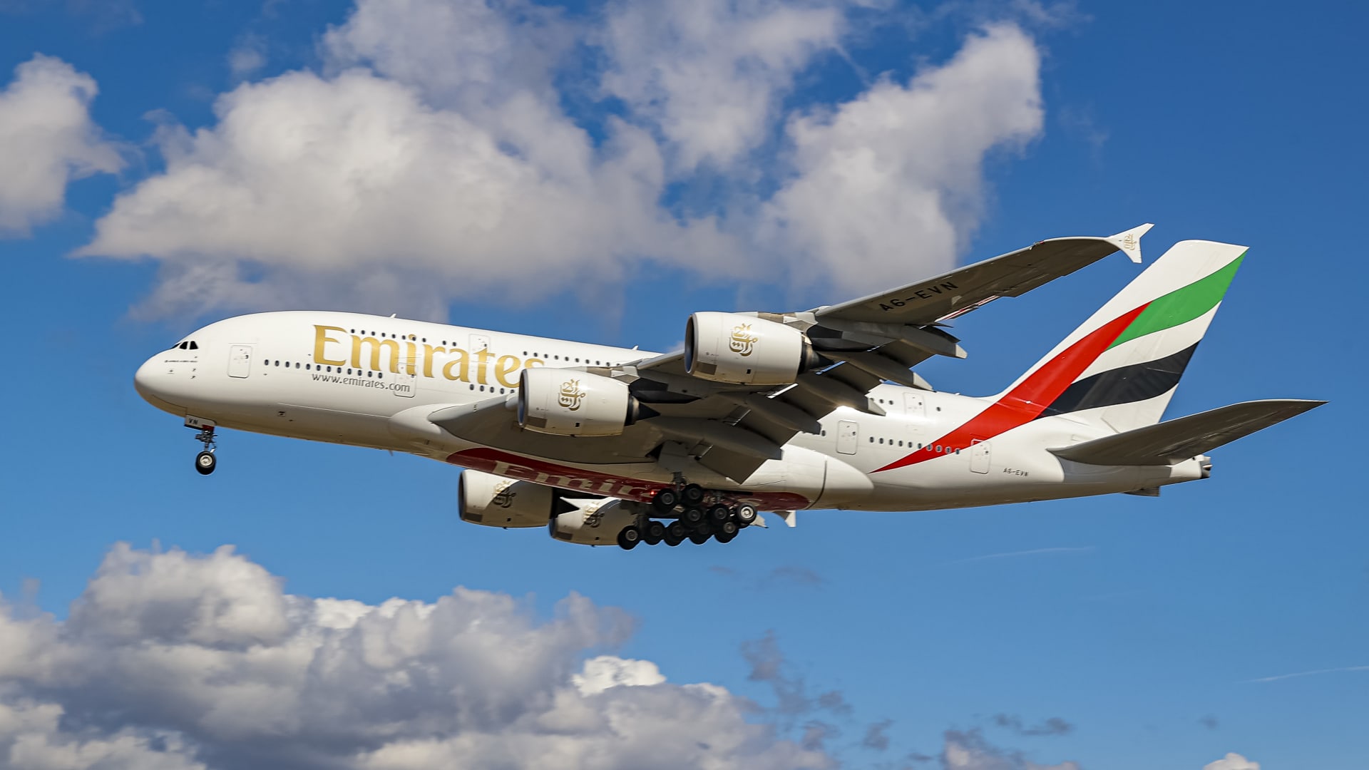 Photo of Dubai-based airline Emirates logs record profits of $3 billion as passenger numbers surge by 123%