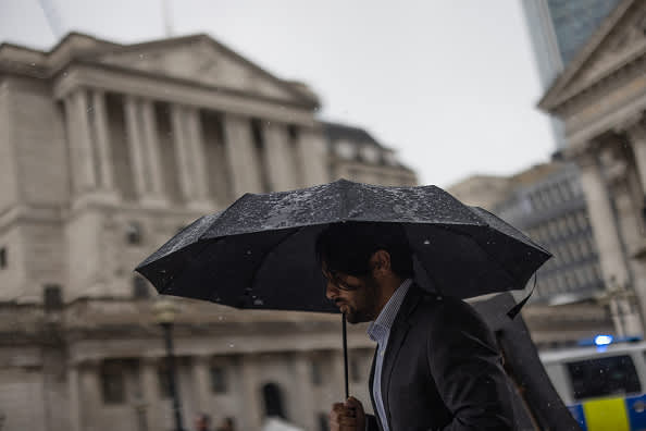 The British economy grows by 0.1% in the first quarter but inflation continues to pressure