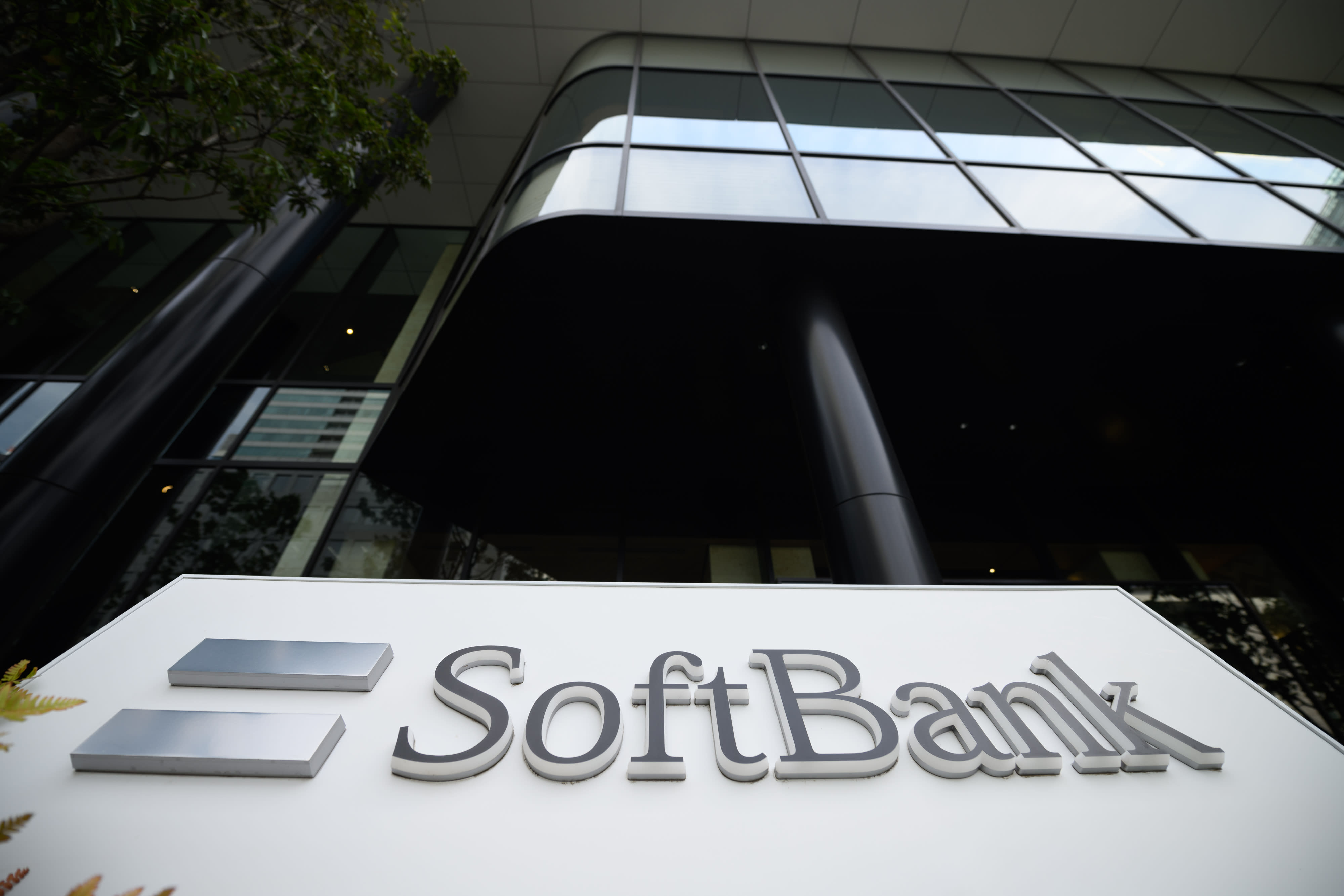 Las acciones de SoftBank se desploman después de que Vision Fund registró una pérdida récord de $ 32 mil millones
