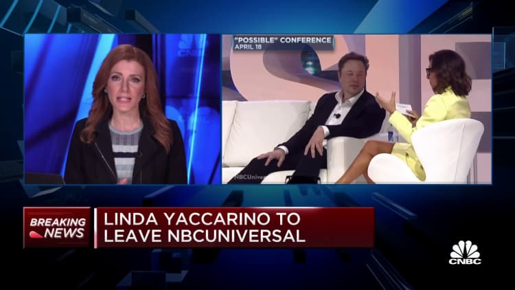 La ejecutiva de publicidad de NBCUniversal, Linda Yaccarino, renuncia en medio de conversaciones sobre el puesto de CEO de Twitter.