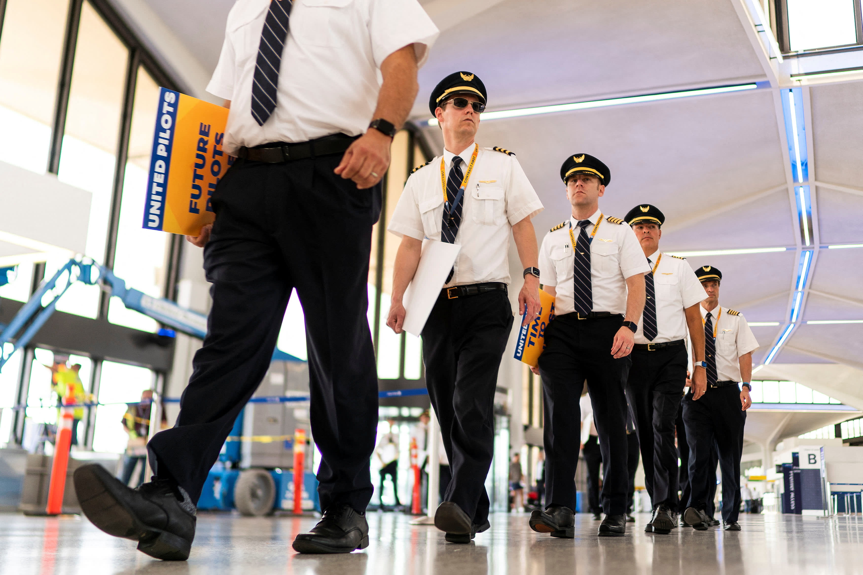 United reach initial 4-year working agreement with pilots, with increases of up to 40%