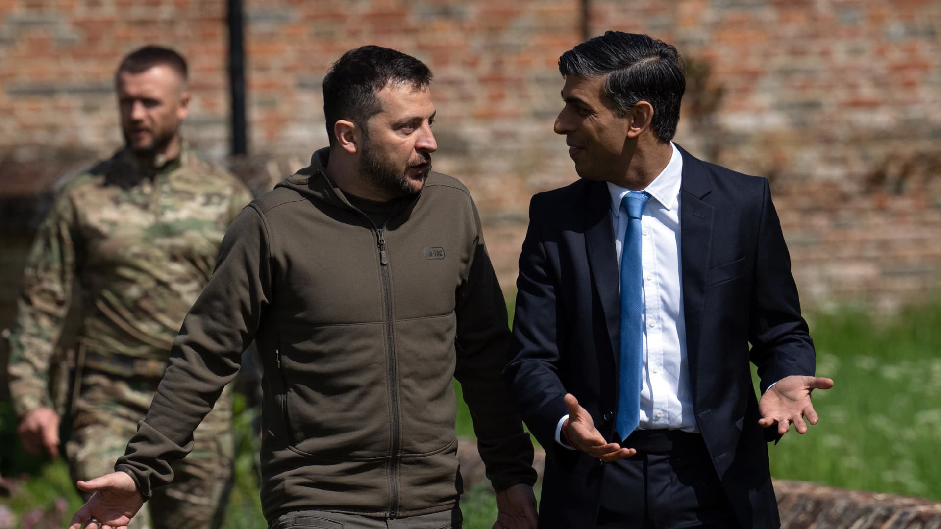 Britain's Prime Minister, Rishi Sunak (R) with Ukraine's President, Volodymyr Zelenskyy, walk to a waiting Chinook helicopter after meetings at Chequers on May 15, 2023 in Aylesbury, England.