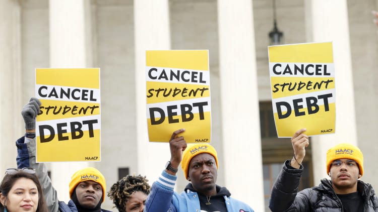 Le Sénat vote pour abroger le plan d’annulation des prêts étudiants de Biden.  La Maison Blanche prévient que Biden opposera son veto