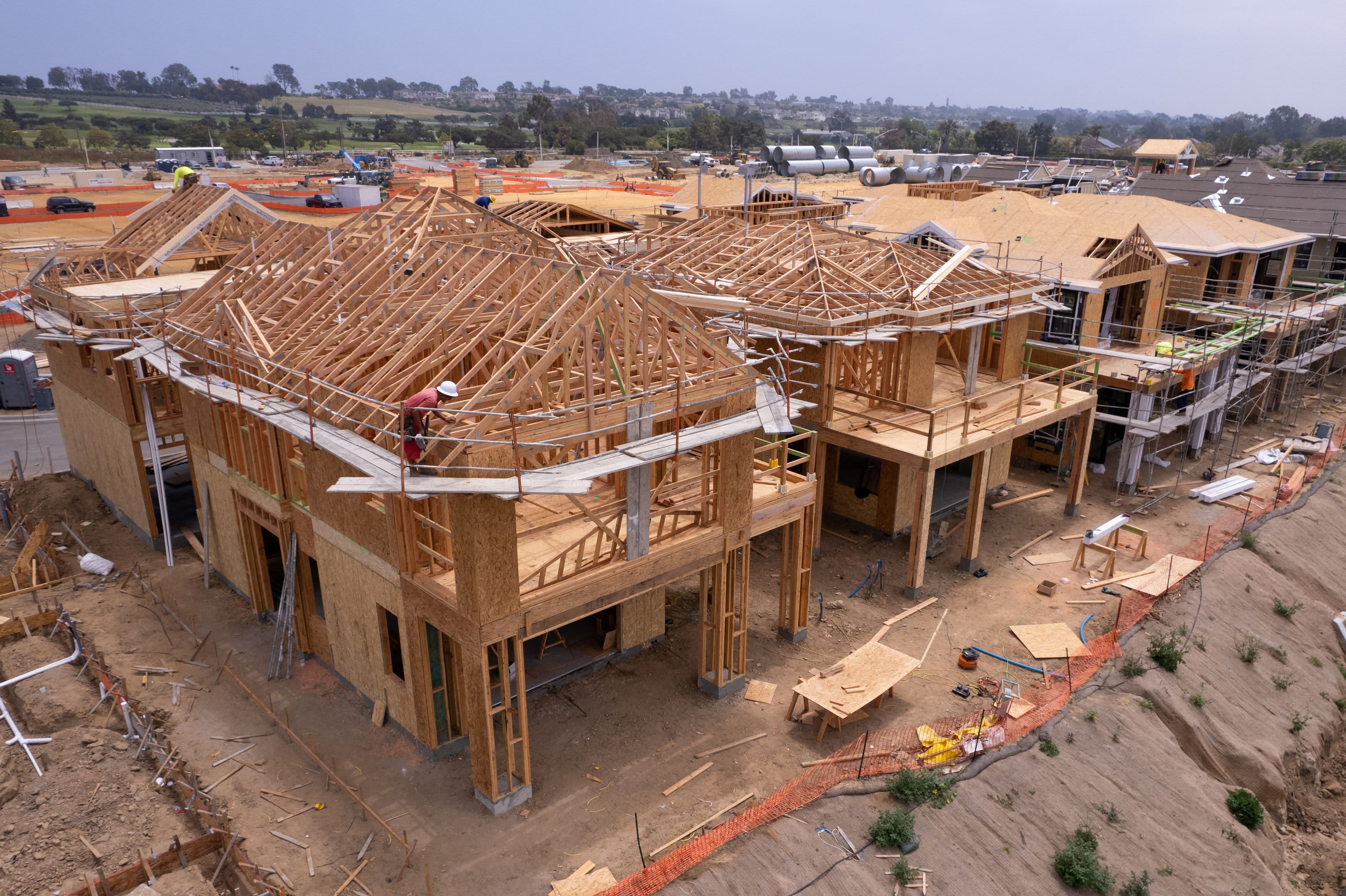 El sentimiento de construcción de viviendas está cayendo drásticamente, ya que las tasas hipotecarias están aumentando