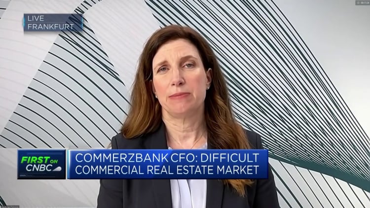 Esperamos que Alemania esté en una recesión leve este año, dice el director financiero de Commerzbank