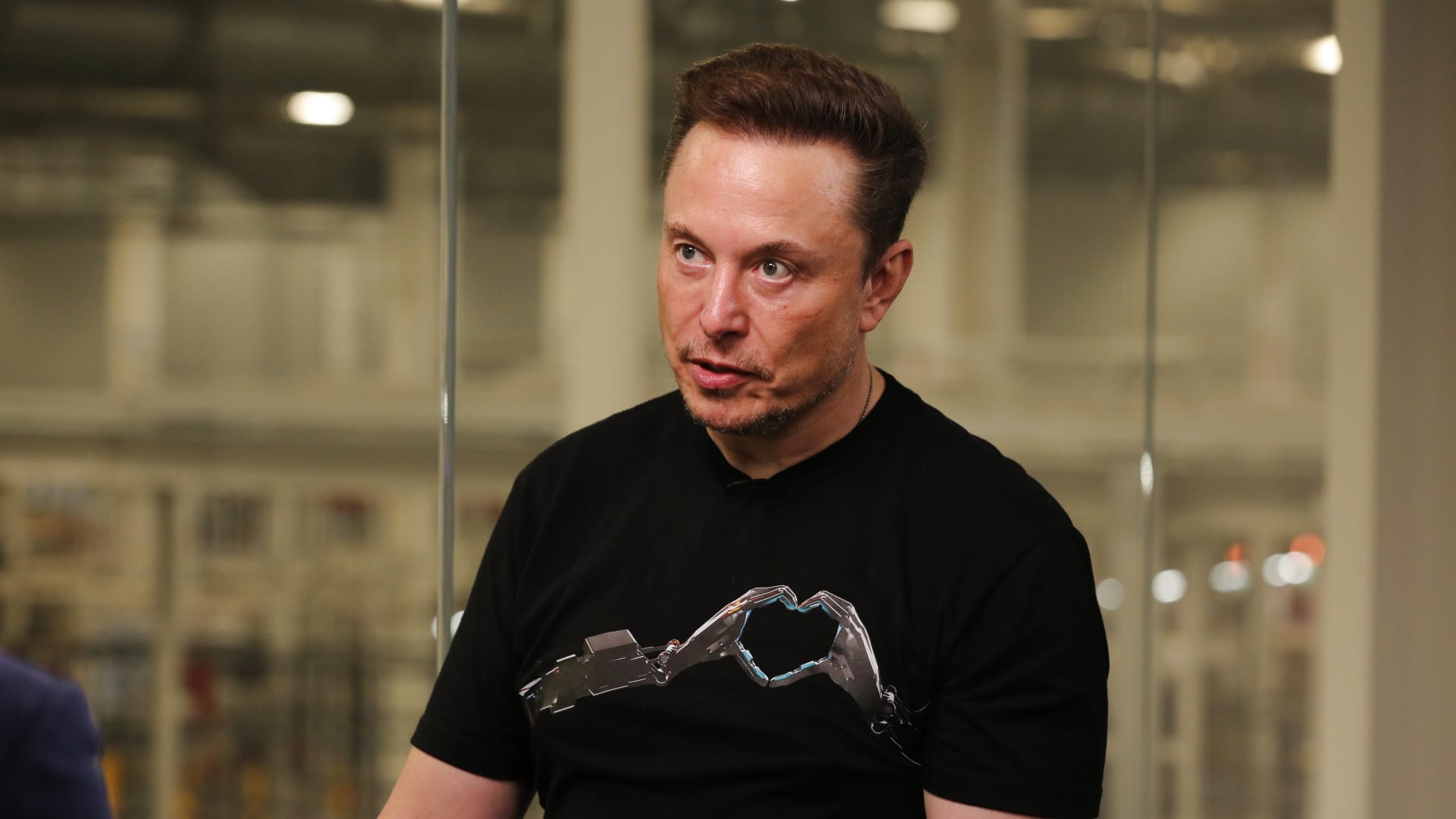 Photo of Elon Musk and Twitter face growing brand safety concerns after execs depart
